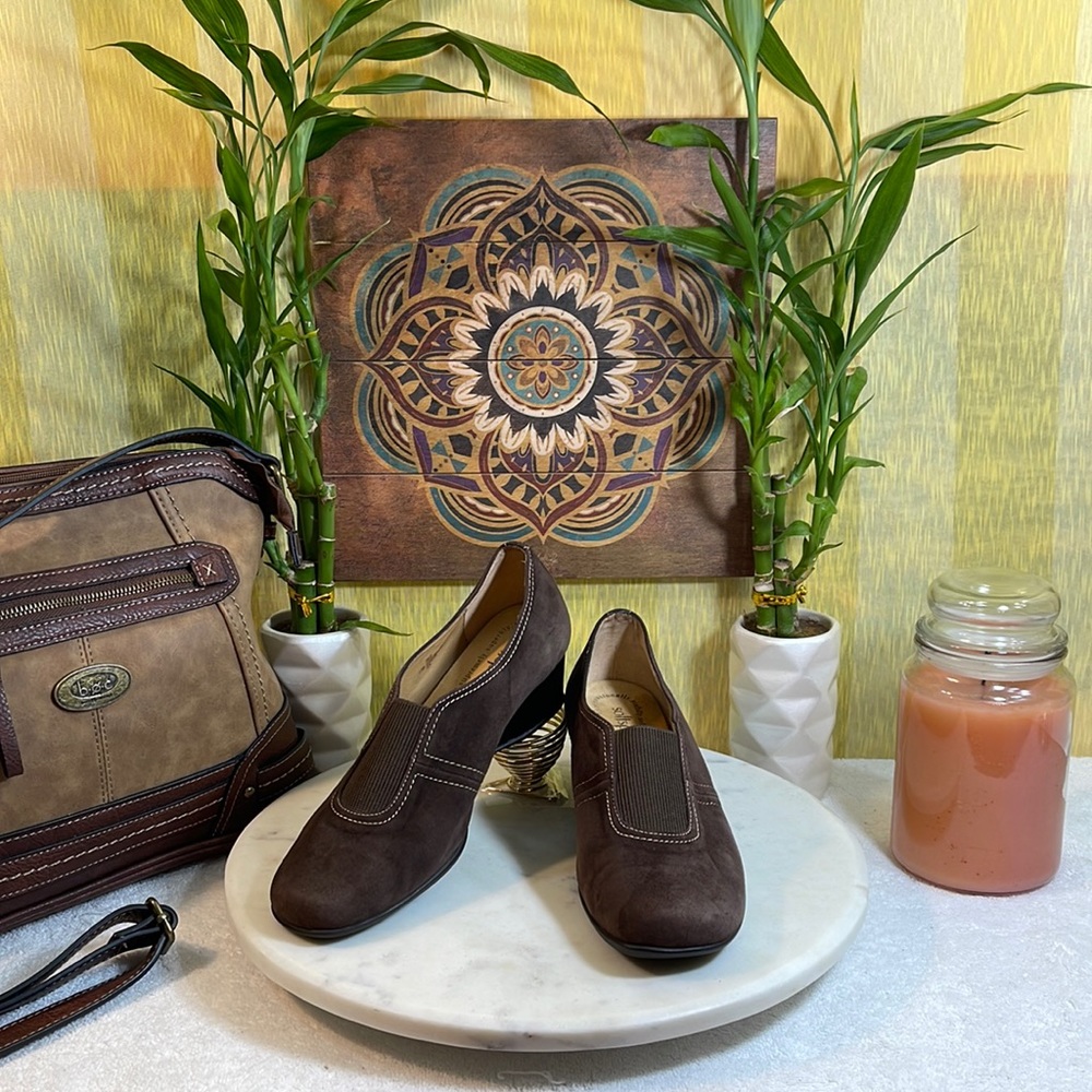 🤎🟠”SOFTSPOTS” SUEDE LOW WEDGE SLIP-ONS 🟠🤎